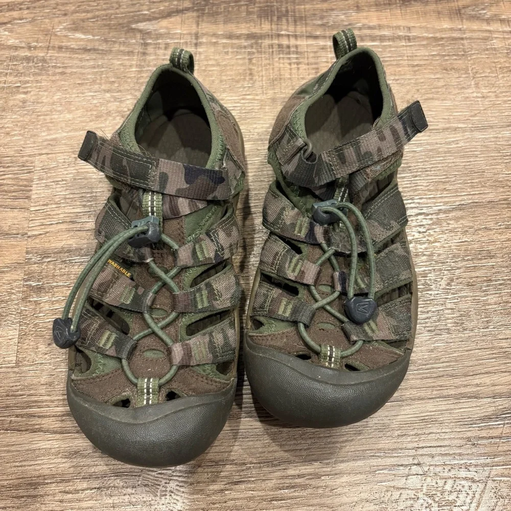 KEEN Youth Forest Camo Waterproof Outdoor Hiking Cage Sandals Sz 3